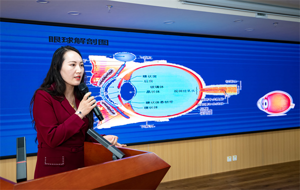 张文军摄--张丽娟副主任以《从视力谈眼与全身病》为题，讲解了眼部疾病的相关知识--9501-08.jpg