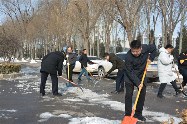 晋中市城管局 ：积极应对大学园区学生返校 组织千余人集中清理道路积雪